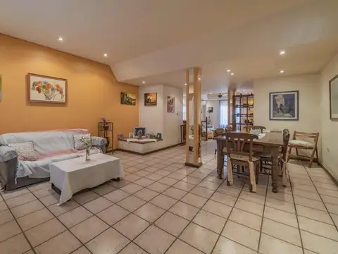 Casa 8 ambientes con 3 baños