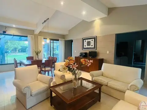 Casa en venta c/ cochera en Dalvian