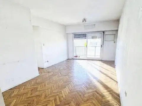 Venta departamento 3 ambientes en Palermo Soho. Al frente con balcón. Piso alto. Amplio. Muy Luminoso.