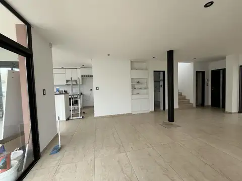 Casa en Alquiler con 3 cocheras