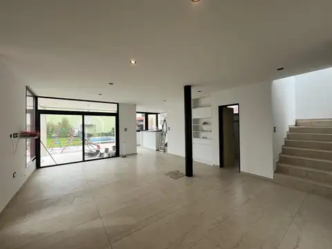 Casa 5 ambientes con 2 baños