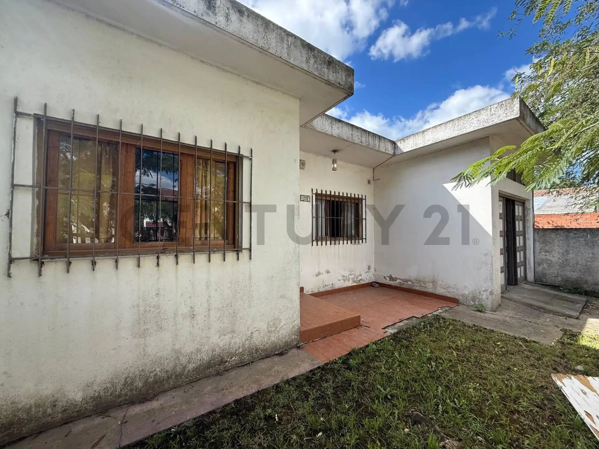 Casa 4 ambientes con parque y cochera. Barrio Parque Camet