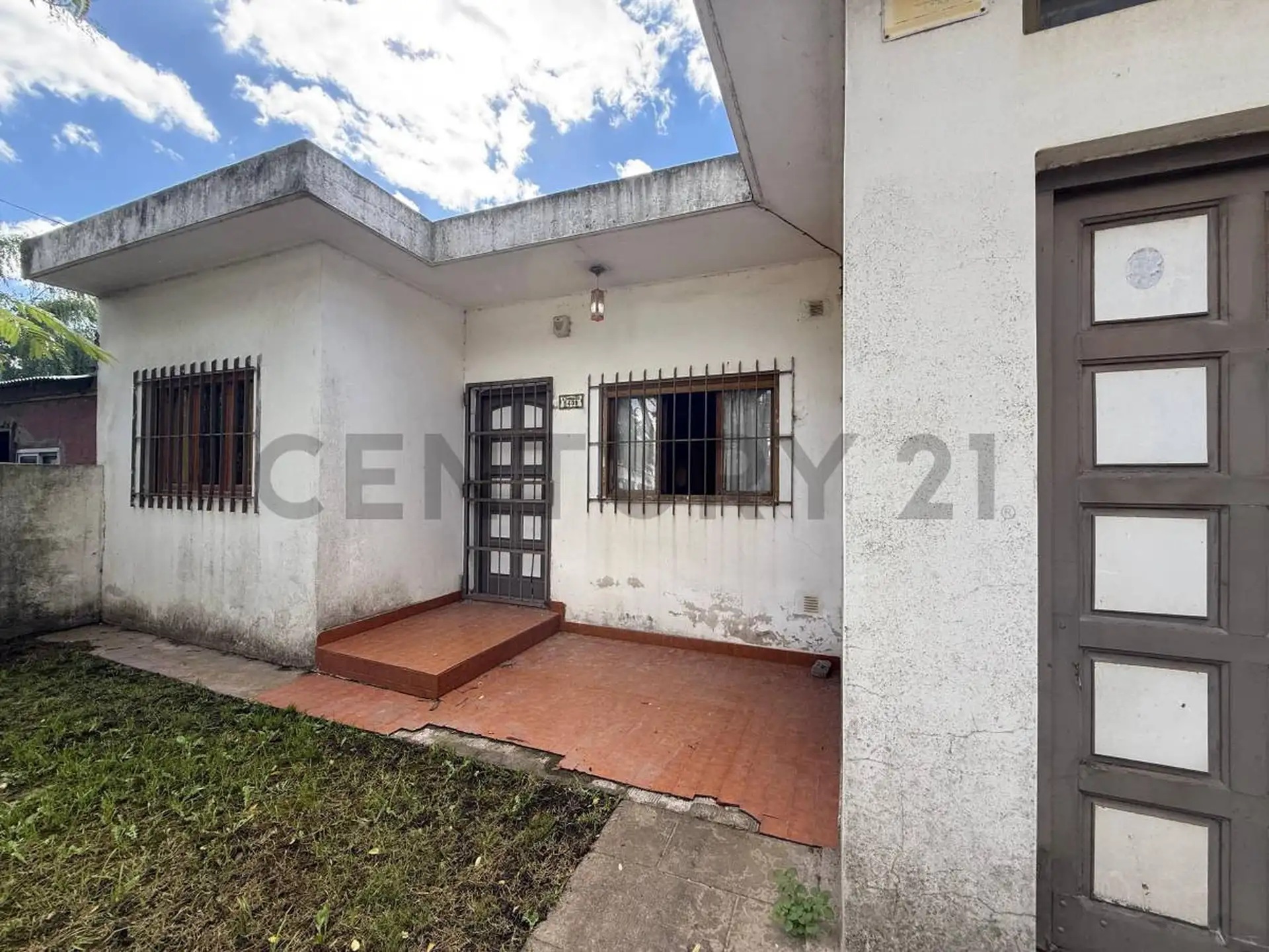 Casa 4 ambientes con parque y cochera. Barrio Parque Camet