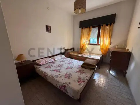 Casa 4 ambientes con parque y cochera. Barrio Parque Camet
