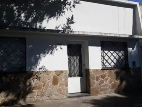 VENDO CASA AL FRENTE DE 2 DORMITORIOS CON PATIO