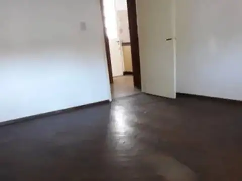 VENDO CASA AL FRENTE DE 2 DORMITORIOS CON PATIO