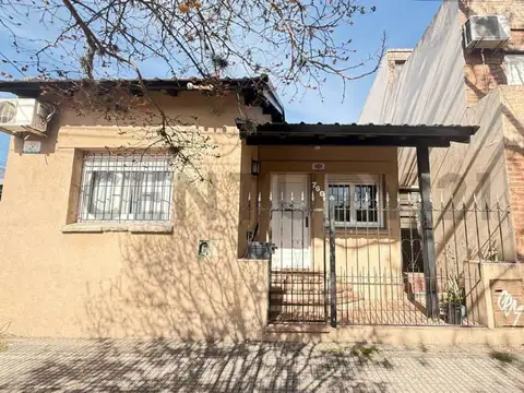 Casa en Venta de 2 dormitorios, tres ambientes, Tolosa,  Buenos Aires.