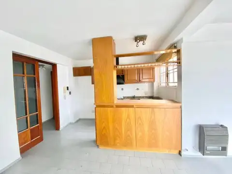 Departamento tres ambientes en muy buen estado y ubicación.
