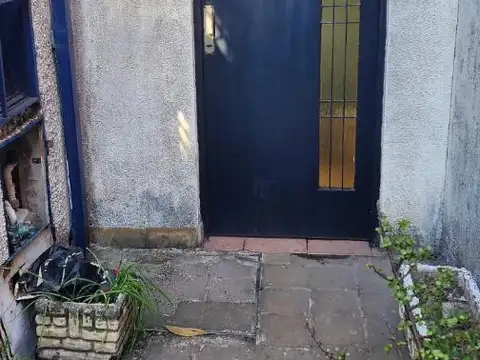 PHALFONDO DE 2 AMBIENTES CON PATIO A 6 CUADRAS EST. MERLO 