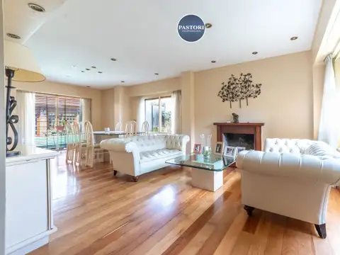 Casa en Venta con 2 cocheras