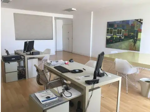 Impecable oficina de categoría sobre corredor Libertador