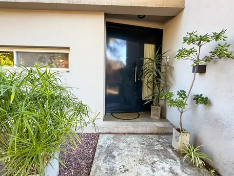 Casa en Venta, 2 Plantas, Con Jardín y Cochera - La Chacra, Victoria
