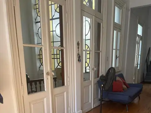 IMPONENTE EDIFICIO EN BLOCK  ESTILO FRANCÉS CON IMPORTANTE LOCAL COMERCIAL EN PB Y SS