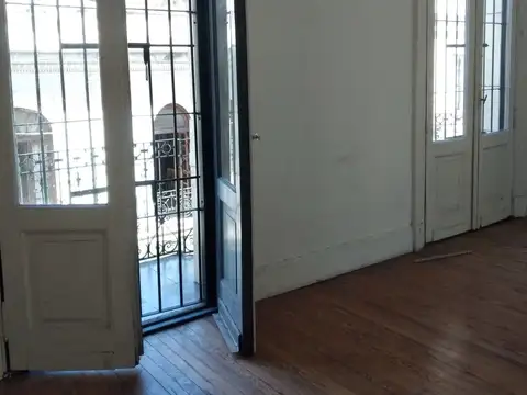 IMPONENTE EDIFICIO EN BLOCK  ESTILO FRANCÉS CON IMPORTANTE LOCAL COMERCIAL EN PB Y SS