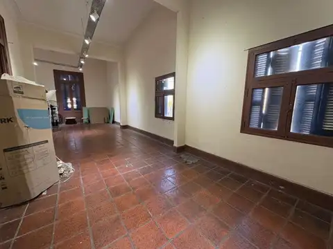 Venta. CAMINITO. Primer piso. Dividido en dos plantas más.
