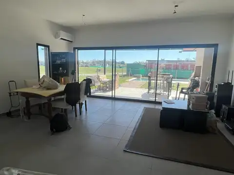 Casa en Venta con 3 cocheras