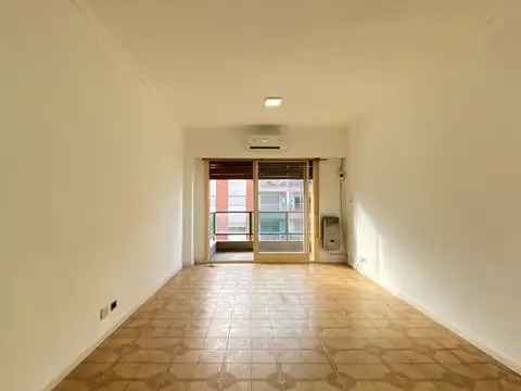 Amplio 3 ambientes con cochera cubierta