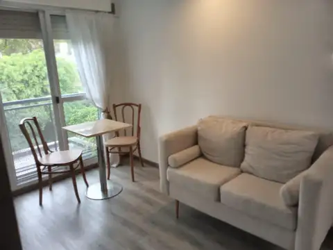 Departamento en Pichincha. 1 Dormitorio. Escalera. Balcon. Patio en Comun. Amueblado