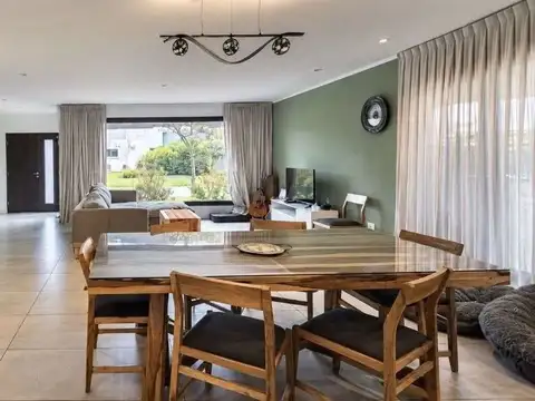 Casa en Venta con 3 cocheras