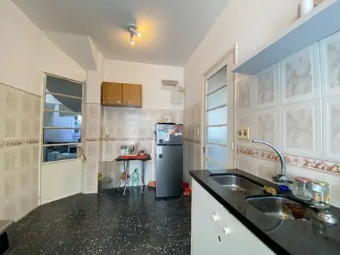 Casa cinco dormitorios venta en Pocitos con renta