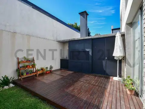 467 entre 21 y Cno. Gral. Belgrano,Duplex en alquiler en complejo.