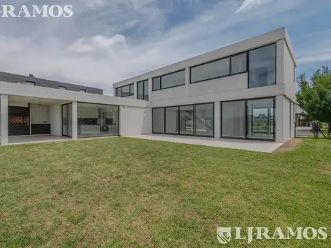 Casa 6 ambientes con 4 baños