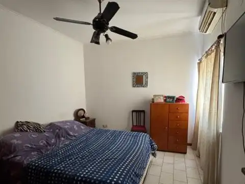 Casa 8 ambientes con 2 baños