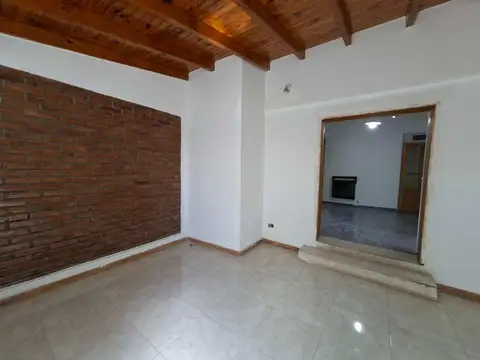 Casa 6 ambientes con 2 baños