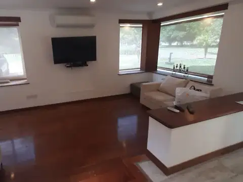 Casa en Alquiler con 3 cocheras
