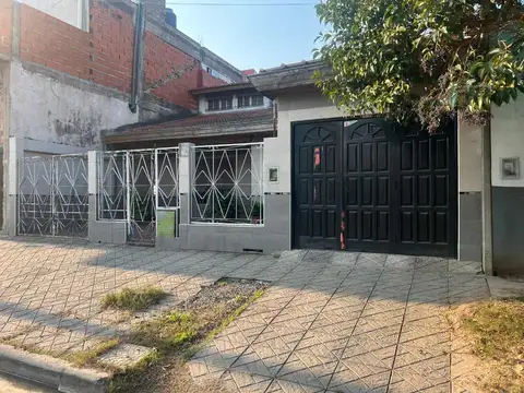 CASA VENTA R.CASTILLO 4 AMB PATIO/COCHERA/QUINCHO