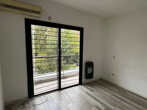 Departamento en alquiler 2 ambcon cochera en Castelar Norte