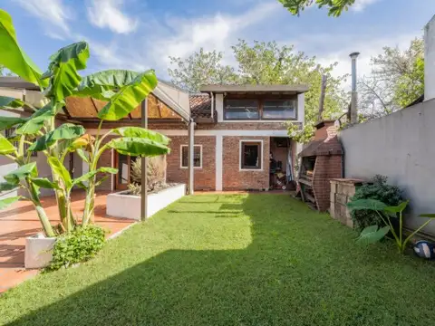 Casa 8 ambientes con 2 baños