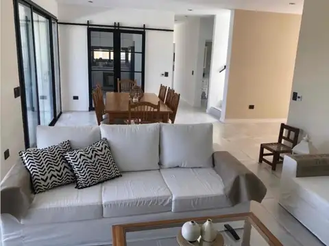 Casa 5 ambientes con 4 baños