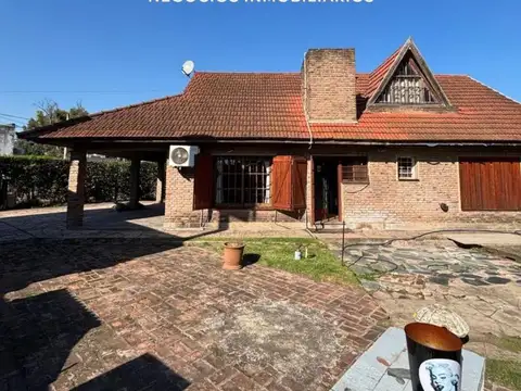 Casa en venta en Luis Guillon con amplio lote