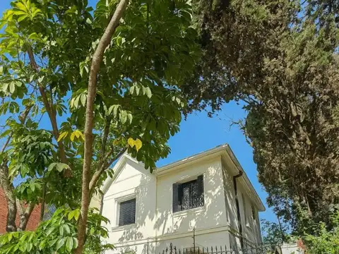 HERMOSA CASA 4 AMBIENTES DE ESTILO NORMANDO EN ZONA RESIDENCIAL DE COLEGIALES.