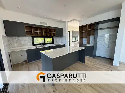 Casa en Venta con 4 cocheras