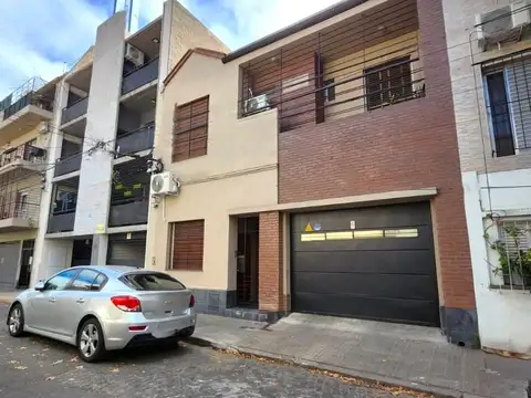 Venta casa con patio en Echesortu