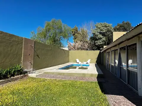 Casa 4 ambientes con 2 baños