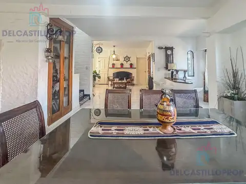 Casa en Venta con 2 cocheras