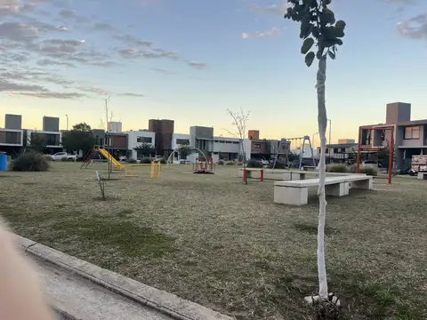 VENTA TERRENO EN LOMAS DE MANANTIALES. APTO PARA 2 DUPLEX