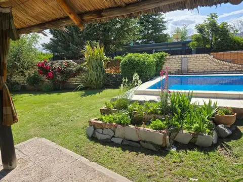 VENTA DE CASA CON PILETA EN LAS COMPUERTAS