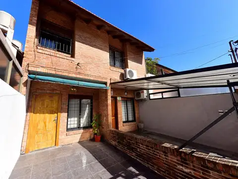 CASA TRIPLEX VENTA 3 DORM RAMOS MEJIA PATIO + COCH