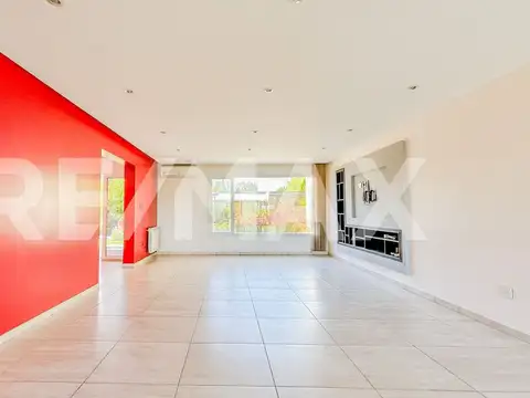 Casa en Alquiler con 2 cocheras