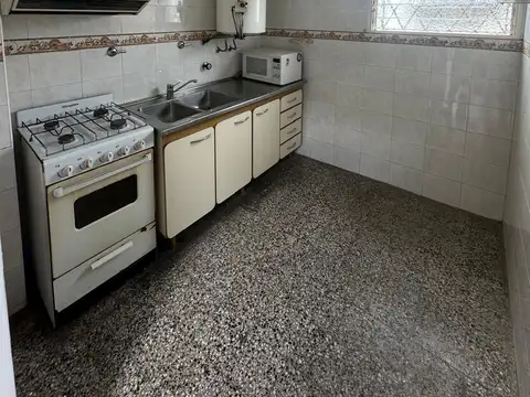 EXCELENTE 2 AMBIENTES LUMINOSO, CON PATIO Y BAJAS EXPENSAS – LINIERS