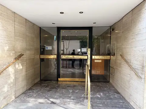 3 ambientes al frente, dep. de servicio, exc. distribución, muy luminoso, a refaccionar!