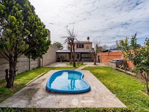 VENTA | PERMUTA - Casa de 2 dormitorios, jardín, piscina y local. Pueblo Esther - APTO CRÉDITO