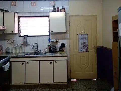 Casa en venta - 4 Dormitorios 2 Baños - 165Mts2 - Bernal Oeste