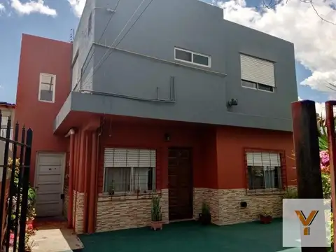 Casa en venta - 4 Dormitorios 2 Baños - 165Mts2 - Bernal Oeste