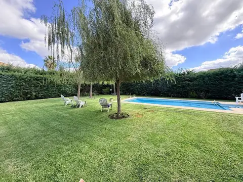 Casa en Venta con 3 cocheras