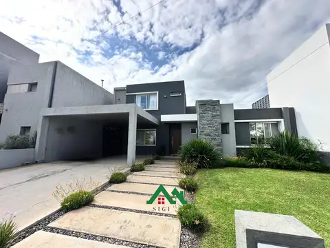 Casa en venta en Comarca de Allende – 3 dormitorios, pileta y galerías